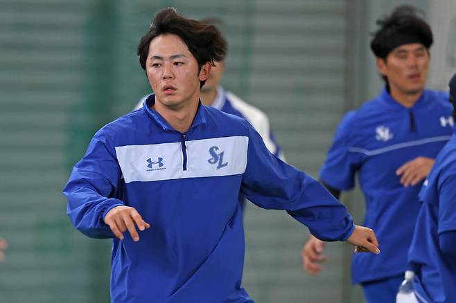 2일 아카마 구장 실내훈련 중인 미야지 유라.