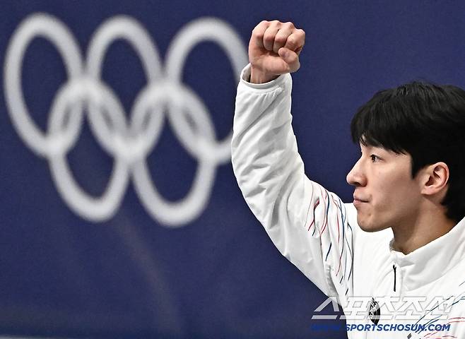 15일(한국시간) 이탈리아 밀라노 아이스스케이팅 아레나에서 열린 쇼트트랙 남자 1500m 결승전. 황대헌이 은메달을 차지했다. 은메달 수상하고 있는 황대헌. 밀라노(이탈리아)=송정헌 기자songs@sportschosun.com/2026.02.15/