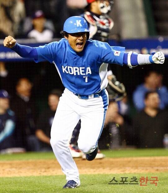 2006 WBC에서 후지카와를 상대로 2타점 2루타를 작렬한 이종범. ⓒ스포츠코리아