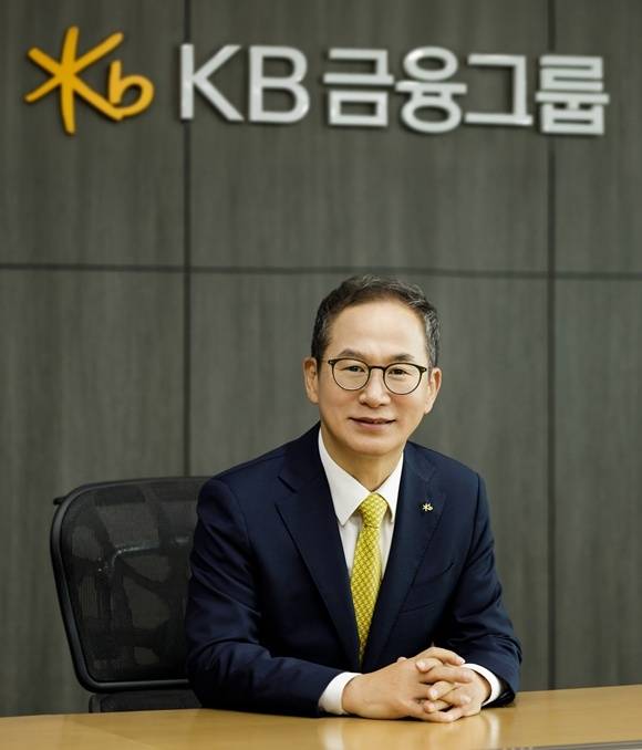 KB금융이 역대 최대 실적과 함께 역대 최고 수준의 주주환원을 내걸며 밸류업 드라이브를 끌어올린 가운데 오는 11월 임기 만료를 앞둔 양종희 KB금융 회장(사진)이 밸류업 성과 인증에 나섰다는 평가다. /KB금융그룹