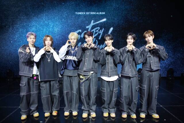 튜넥스의 제온 타이라 시환 동규 인후 아틱 성준(왼쪽부터)이 3일 오후 서울 광진구 예스24라이브홀에서 열린 데뷔 미니앨범 'SET BY US ONLY' 미디어 쇼케이스에 참석해 다양한 얘기를 나눴다. /IST엔터테인먼트