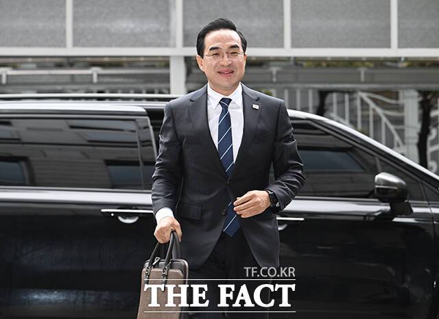 기획예산처 장관 후보자에 박홍근 더불어민주당 의원이 지명된 가운데 박 후보자가 기나긴 부처의 수장 공백을 해소할 수 있을지 주목된다. 사진은 박 후보자가 3일 오전 서울 중구 예금보험공사에 마련된 인사청문회 준비 사무실로 출근하며 입장을 밝히고 있는 모습. /박헌우 기자