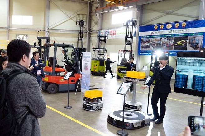 유병헌 책임매니저 겸 로지벌스 대표가 지난달 26일 충남 아산 삼성로지피아 사업장에서 물류 로봇에 대해 설명하고 있다. 메인비즈협회
