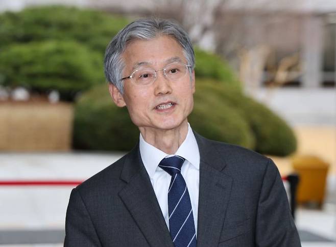 조희대 대법원장이 3일 서울 서초구 대법원으로 출근하며 취재진 질문에 답하고 있다. 연합뉴스