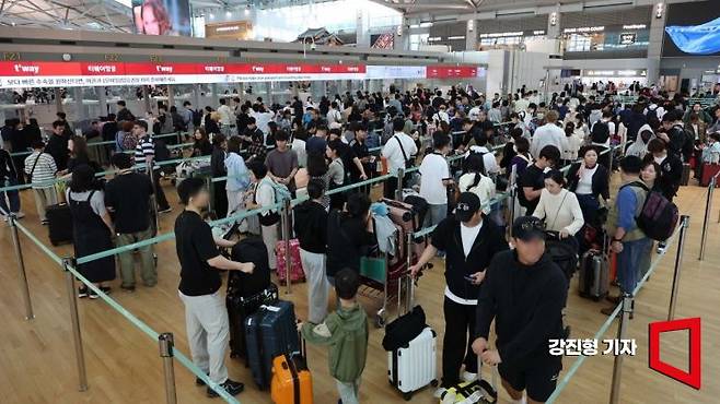 인천국제공항 제1여객터미널을 찾은 여행객들이 발권하기 위해 줄을 서고 있다.