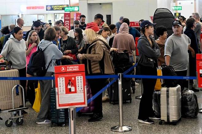 미국·이스라엘의 이란 공습 이후 이란·이라크·바레인·쿠웨이트·카타르·UAE 등 중동 국가들이 영공을 폐쇄하거나 제한해 항공편이 대규모로 취소·지연됐다. 연합뉴스