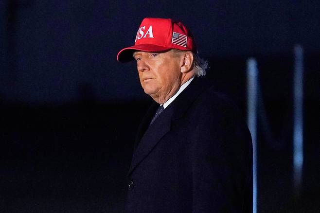 도널드 트럼프 미국 대통령이 1일 워싱턴 DC에 도착해 백악관으로 걸어 들어가고 있다. /AP 연합뉴스