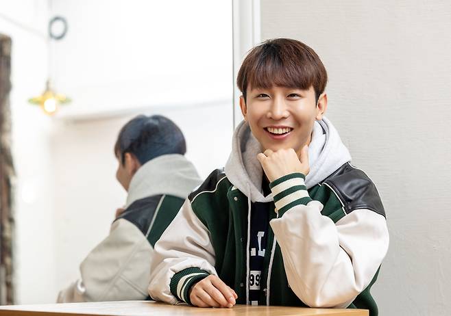 유튜버 원샷한솔(본명 김한솔)이 환히 웃어 보이고 있다./장은주 영상미디어 객원기자