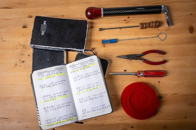 튜닝해머, 롱노즈 등 피아노 튜닝 도구들과 함께 조영권씨가 전국으로 출장 다니며 먹어본 맛집을 메모해 놓은 수첩들./이신영 영상미디어 기자