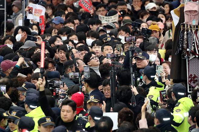 [대구=뉴시스] 이무열 기자 = 한동훈 전 국민의힘 대표가 27일 대구 중구 서문시장을 찾아 이동하고 있다. 2026.02.27. lmy@newsis.com