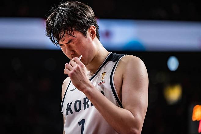 이현중이 1일 일본 오키니와 아레나에서 열린 일본전에서 아쉬운 표정을 짓고 있다. 그는 28득점으로 분전했으나 한국의 패배를 막지는 못했다. /뉴스1