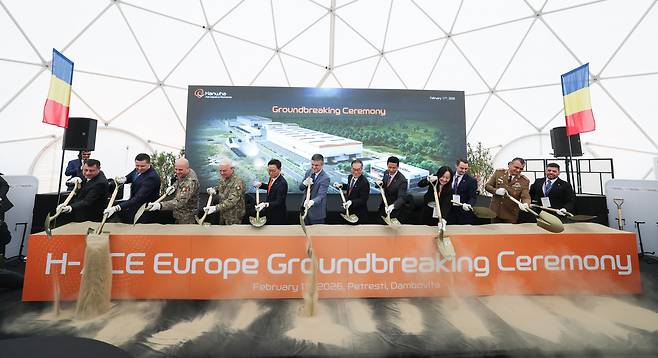 지난 11일(현지시각) 루마니아 듬보비차에서 열린 K9 자주포 현지 공장 착공식에서 손재일 한화에어로스페이스 대표(왼쪽 다섯번째)와 이리네우 다러우 루마니아 경제부 장관, 이용철 방위사업청장 등 참석자들이 시삽하고 있다. /방위사업청 제공