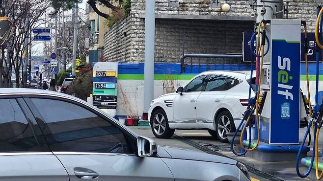 3일 오전 10시쯤 서울 양천구의 한 주유소에 주유를 마친 차가 나가고 다른 차가 들어오고 있다. /황채영 기자