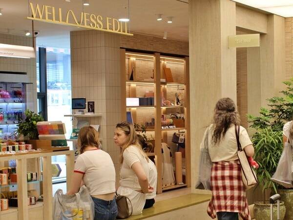 서울시 성동구 '올리브영N 성수' 매장 3층에 있는 웰니스(welness) 전문 매장 '웰니스 에딧' 관에서 외국인 관광객들이 쇼핑하고 있다. /CJ올리브영 제공