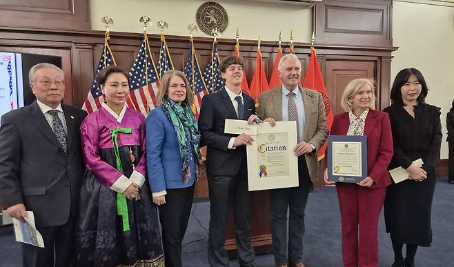 지난 2일(현지시각) 미국 뉴욕주 나소카운티 루즈벨트 행정입법부 청사에서 열린 미주한인이민사박물관·나소카운티 주관 3·1운동 기념식 및 제7회 유관순상 시상식에서 윤은미 천안시 복지정책국장(오른쪽 1번째)과 참석자들이 기념촬영을 하고 있다. 천안시 제공