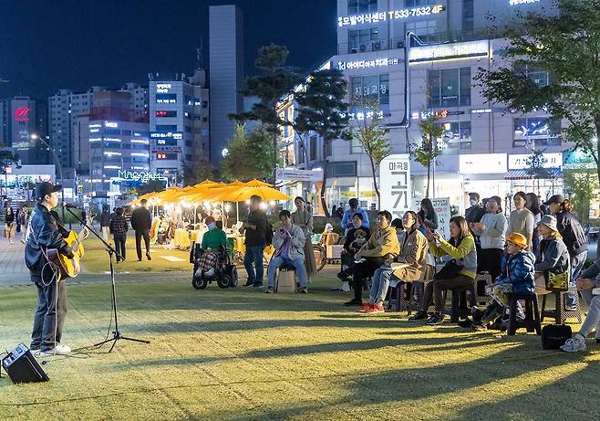 발산역-마곡역 상권에서 버스킹 행사를 진행 중인 모습. 강서구 제공