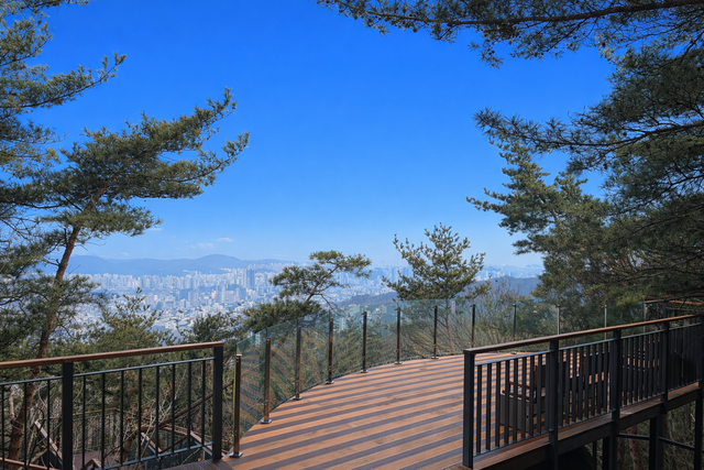 금천구 호암마루길 전망대. 금천구 제공