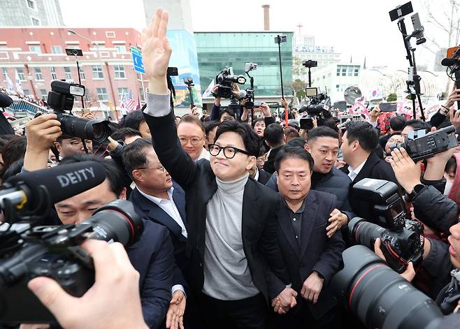 한동훈 전 국민의힘 대표가 지난달 27일 오후 대구 중구 서문시장을 찾아 손을 흔들고 있다. 뉴스1