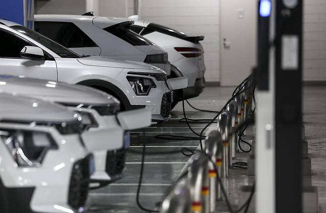 2일 서울시내 주차장 내 전기차충전소에서 전기차량이 충전되고 있다. 전기차 통계가 공식적으로 잡히기 시작한 2017년부터 지난해까지 전기차 누적 등록 대수는 54만3900대로, 지난 2022년 38만9855대와 비교해 39.5% 증가했다. 전기차 충전기 대수도 30만대를 처음 넘어섰다. 전기차 1.8대 가량이 충전기 1대를 사용하고 있는 셈이다. 2024.04.02 . 서울=뉴시스