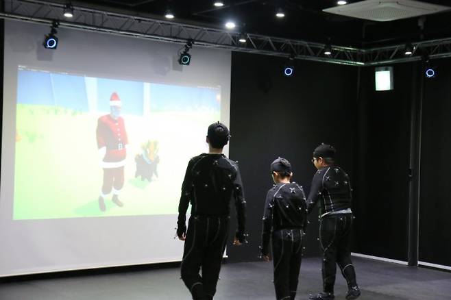 자신의 동작에 맞추어 똑같이 움직이는 캐릭터를 지켜보는 어린이 기자들. 동아사이언스 제공