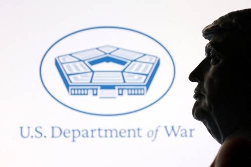 미 국방부 펜타곤 로고 앞 트럼프 대통령 미니어쳐. 로이터 연합뉴스