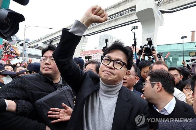 한동훈 국민의힘 전 대표가 지난달 27일 오후 대구 서문시장을 찾은 자리에서 지지자들에게 인사하고 있다. 연합뉴스