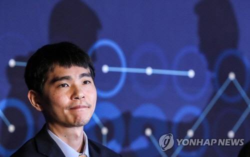 서울 중구 새문안로 포시즌스호텔에서 2016년 3월 열린 이세돌 9단과 구글 인공지능 알파고와 대국이 끝나고 진행된 시상식에서 이 9단이 잠시 생각에 잠겨있다. 연합뉴스