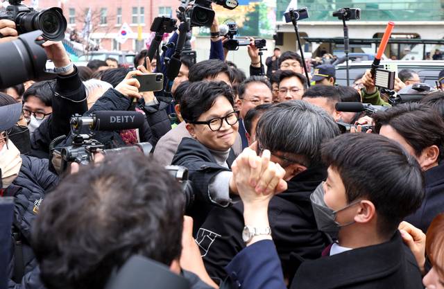 한동훈 전 국민의힘 당대표가 지난 2월 27일 오후 대구 중구 서문시장에 도착, 인파 속에서 지지하는 시민이 뻗은 손을 맞잡고 악수하고 있다.[연합뉴스 사진]