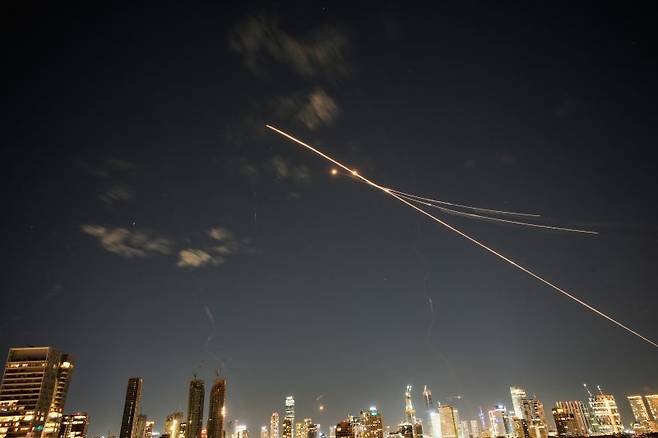 지난달 28일(현지 시간) 이스라엘 텔아비브 상공에서 이스라엘 방공망이 이란의 미사일을 요격하기 위해 가동되고 있다. 뉴시스