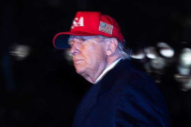 도널드 트럼프 미국 대통령이 1일(현지시각) 워싱턴 백악관에 도착해 이동하고 있다. 그는 지난달 28일 이란 공습 때부터 플로리다주 팜비치 마러라고 리조트에 머물다가 이날 백악관으로 복귀했다. 워싱턴/EPA 연합뉴스