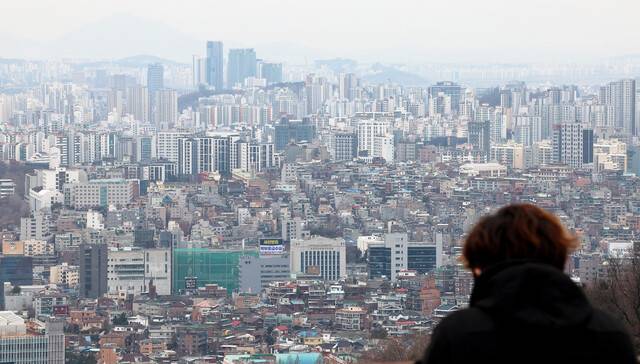 지난달 26일 서울 남산 전망대에서 바라본 시내 곳곳에 아파트 단지가 빼곡하게 들어서 있다. 연합뉴스