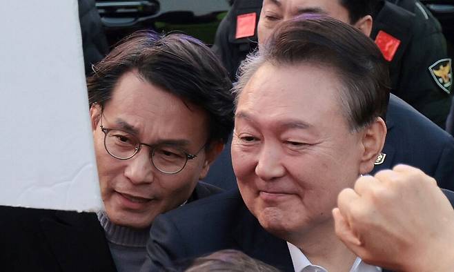 2025년 3월 8일 서울구치소에서 석방된 윤석열 대통령이 서울 한남동 관저 앞에서 차량에서 내려 윤상현 국민의힘 의원과 함께 지지자들을 맞는 모습. 연합뉴스