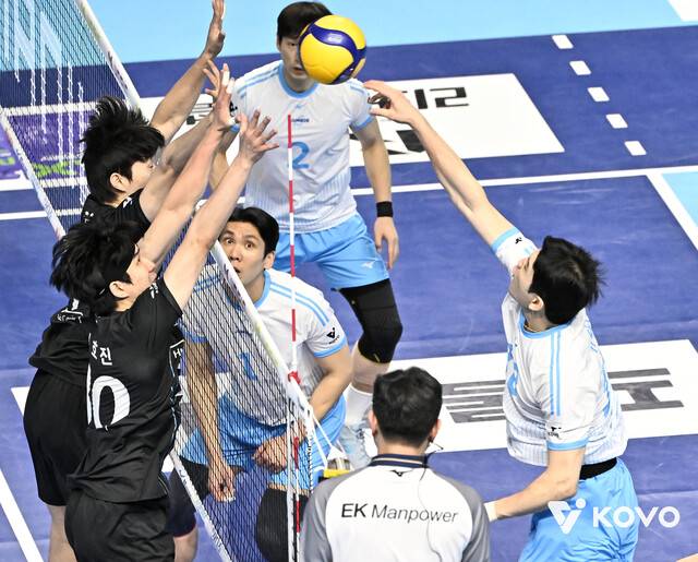 대한항공과 현대캐피탈이 지난달 22일 인천계양체육관에서 경기를 하고 있다. 한국배구연맹 제공