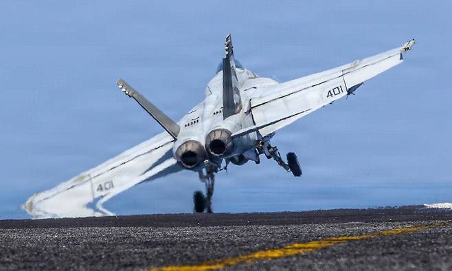 2일(현지시각) 항공모함 에이브러햄 링컨함에서 F/A-18E 슈퍼 호넷 전투기가 이륙하고 있다. AP 연합뉴스