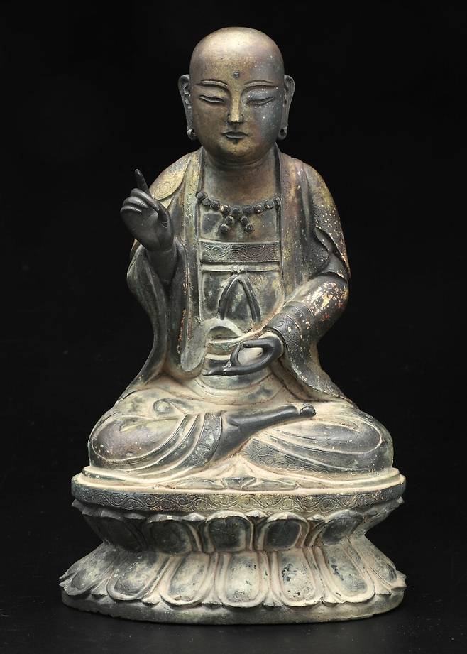 지난 1월 공개된 조선 초 15세기 금동지장보살좌상의 정면. 손금과 발금이 묘사됐고 가사 자락, 연화대좌 등의 세부에도 섬세한 장식무늬가 베풀어져 있다. 소장자 제공