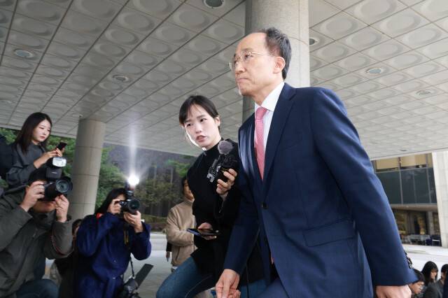 국회의 계엄 해제 의결을 방해한 의혹을 받는 추경호 전 국민의힘 원내대표가 2025년 10월30일 오전 서울 서초구 서울고등검찰청에 마련된 내란 특별검사팀 사무실에 피의자 신분으로 출석하고 있다. 한겨레 정용일 선임기자 yongil@hani.co.kr