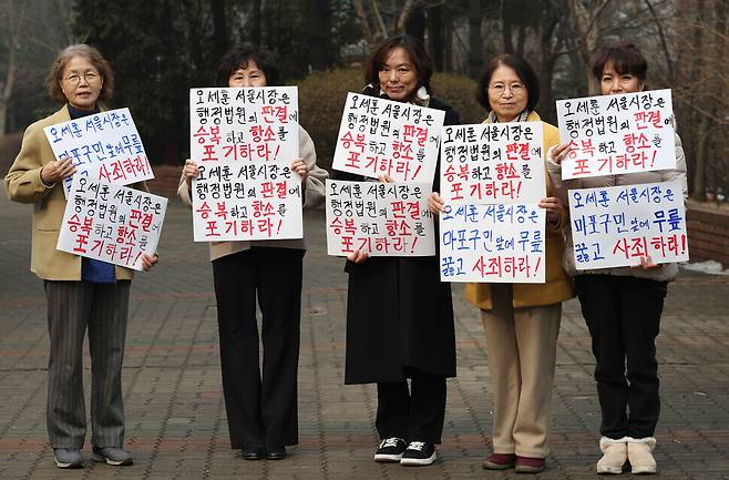 ‘마포소각장 추가 백지화 투쟁본부’ 회원들이 2025년 1월20일 서울 마포구에서 소각장 설치 반대 손팻말을 들고 있다. 1심 승소 직후였다. 한겨레 류우종 기자 wjryu@hani.co.kr