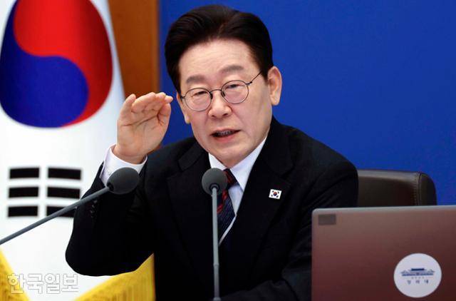 이재명 대통령이 지난달 24일 청와대에서 열린 제6회 국무회의에서 발언을 하고 있다. 왕태석 선임기자