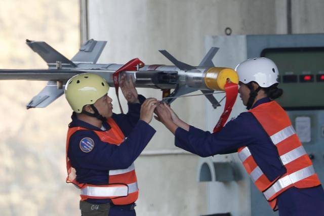 2025년 1월 대만 타이중의 공군 기지에서 대만 공군 병사들이 전투기에 장착된 단거리 공대공 미사일 AIM-9P4 '사이드와인더'를 살펴보고 있다. AP 연합뉴스