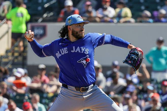 <yonhap photo-0437=""> Feb 25, 2026; Lakeland, Florida, USA; Toronto Blue Jays pitcher Cody Ponce (66) pitches during the first inning against the Detroit Tigers at Publix Field at Joker Marchant Stadium. Mandatory Credit: Mike Watters-Imagn Images/2026-02-26 05:08:15/ <저작권자 ⓒ 1980~2026 ㈜연합뉴스. 무단 전재 재배포 금지, AI 학습 및 활용 금지></yonhap>