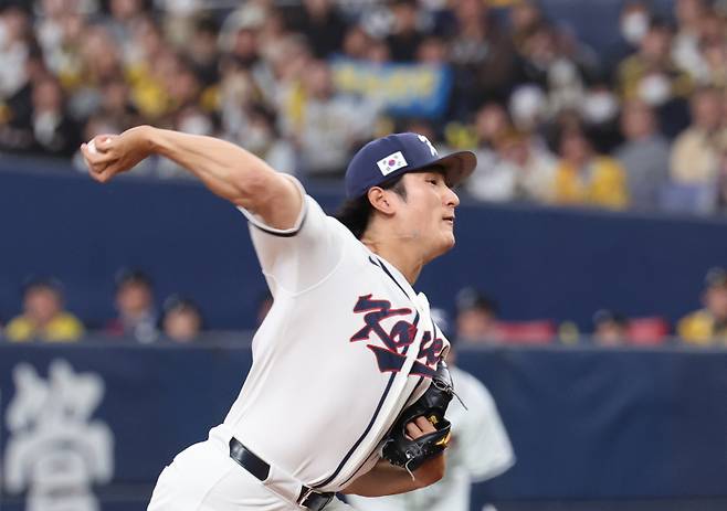 <yonhap photo-3750="">2일 일본 오사카 교세라돔에서 열린 월드베이스볼클래식(WBC) 평가전 한국 대표팀과 일본 프로야구 한신 타이거스와의 경기. 1회말 한국 선발투수 곽빈이 역투하고 있다. 2026.3.2 [연합뉴스]</yonhap>