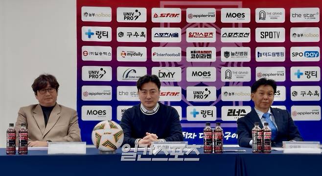 (왼쪽부터) 박종관 유니브 프로 본부장, 안정환 유니브 프로 총괄 디렉터, 오해종 유니브 프로 초대 감독. 사진=IS 포토