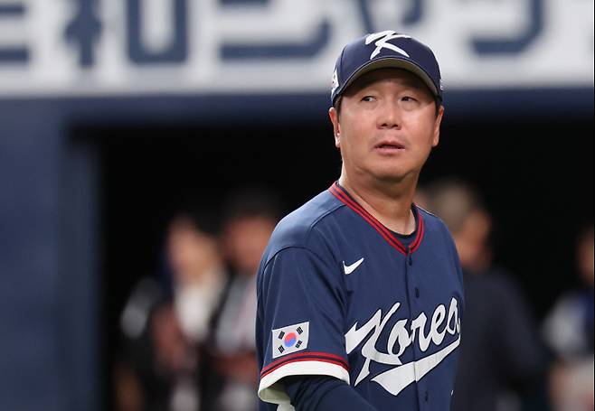 <yonhap photo-3590="">3일 일본 오사카 교세라돔에서 열린 월드베이스볼클래식(WBC) 평가전 한국 대표팀과 일본 프로야구 오릭스 버팔로스와의 경기에 앞서 한국 류지현 감독이 상대 감독과 라인업 교환을 한 뒤 더그아웃으로 향하고 있다. <저작권자 ⓒ 1980~2026 ㈜연합뉴스. 무단 전재 재배포 금지, AI 학습 및 활용 금지></yonhap>