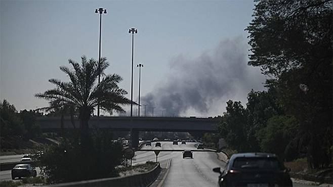 이란의 보복 공격에 연기가 치솟는 쿠웨이트 소재 미국 대사관