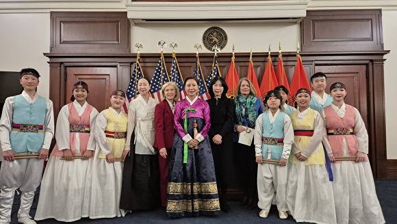 지난 2일(현지시각) 미국 뉴욕주 나소카운티 루즈벨트 행정입법부 건물에서 열린 ‘3·1운동 기념식 및 제7회 유관순상 시상식’에서 윤은미 천안시 복지정책국장과 김민선 미주한인이민사박물관장 등이 기념촬영을 하고 있다 [사진=천안시]