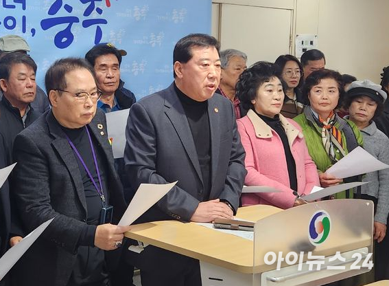 충주지역 민간사회단체가 3일 충주시청에서 기자회견을 열고 한국교통대의 충북대 흡수 통합 반대 입장을 밝히고 있다. [사진=소진섭 기자]