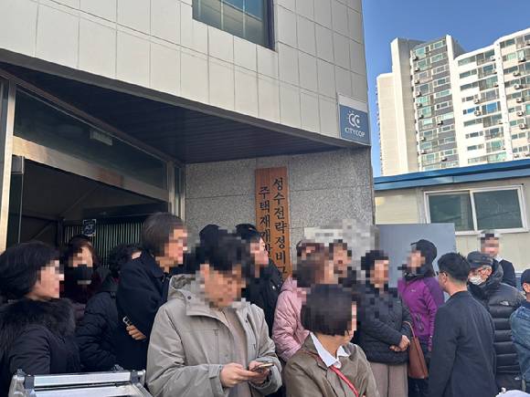 성수1지구 재개발 사업에 GS건설 단독 수주가 유력해진 가운데, 3일 오후 4시 성수1지구 재개발 조합 사무실 앞 조합원들이 옹기종기 모여있다. [사진=김민지 기자]