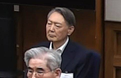 윤석열 전 대통령이 지난달 19일 서울 서초구 서울중앙지방법원에서 열린 12·3 비상계엄 관련 내란 우두머리 혐의 사건 1심 선고공판에 출석해 선고를 받고 있다. 이날 재판부는 윤석열 전 대통령에게 무기징역을 선고했다. 뉴스1