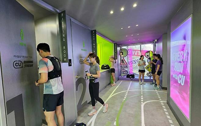 '러닝 스테이션' 콘셉트의 CU 편의점은 무료 탈의실 등을 갖췄다. 사진 CU