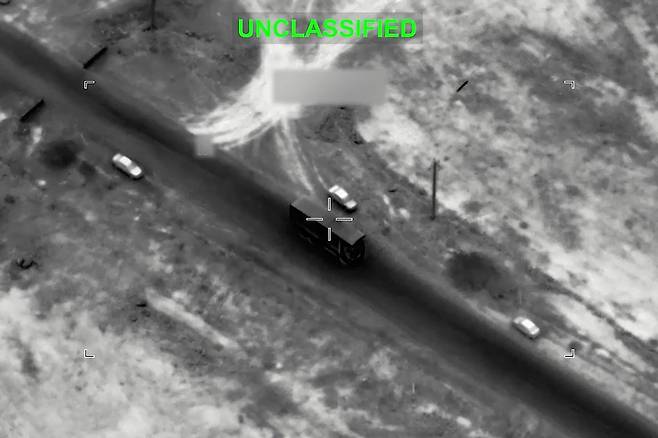 지난 1일(현지시간) 미군이 발사한 미사일을 맞은 이란의 군용 차량이 폭발하고 있다. AP=연합뉴스